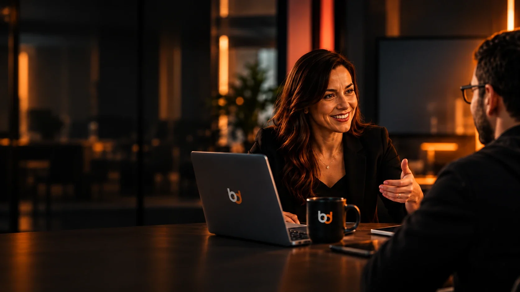 Atendimento da BD TECH: especialista conversando com um cliente em uma reunião