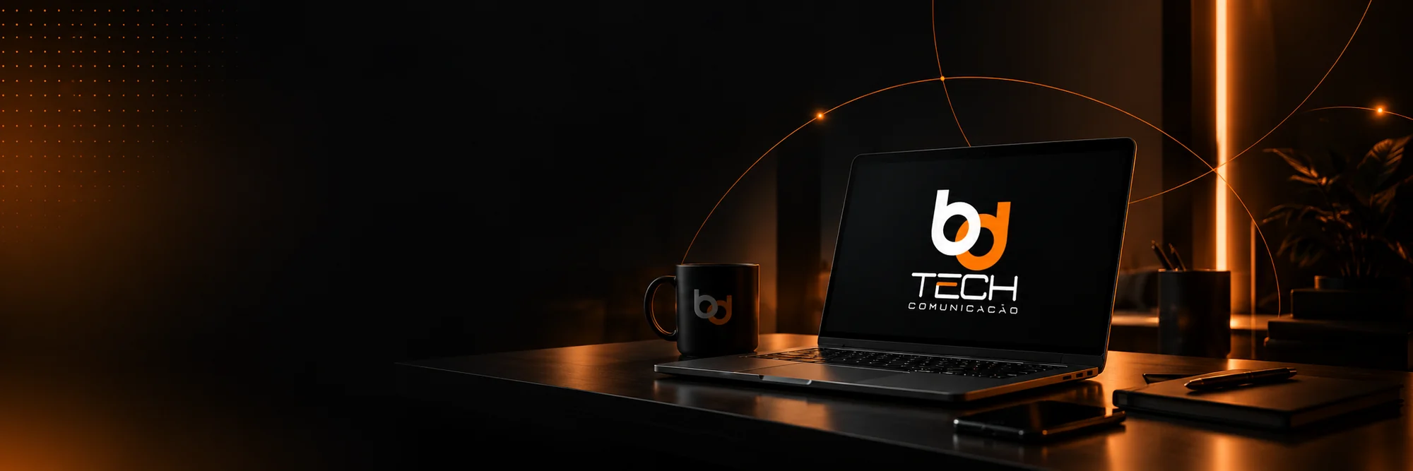 Notebook com o logotipo da BD TECH sobre uma mesa de trabalho