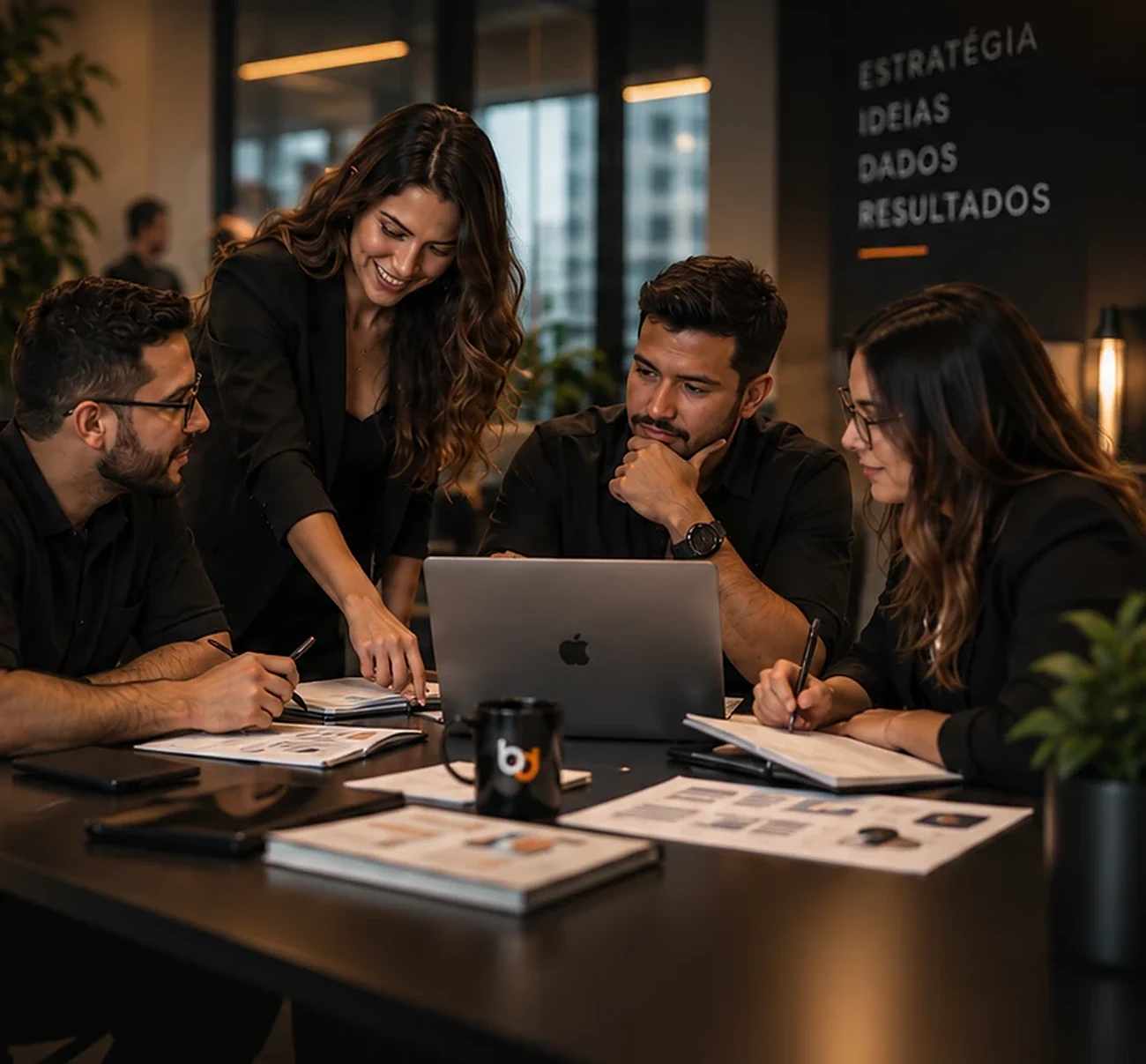 Equipe da BD TECH reunida em torno de um notebook, discutindo estratégia, ideias, dados e resultados